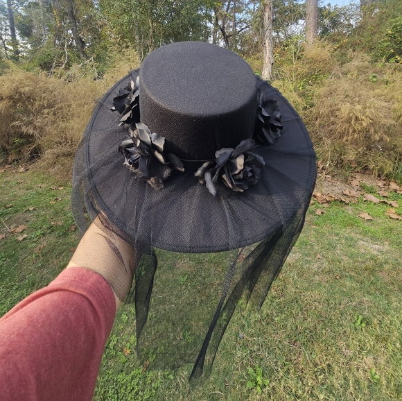 Black Rose Hat - Picture 3 of 10